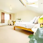 5 Bedroom, Sleeps 9 - Base To Explore Liverpool And Beyond