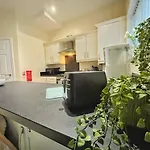 5 Bedroom, Sleeps 9 - Base To Explore Liverpool And Beyond