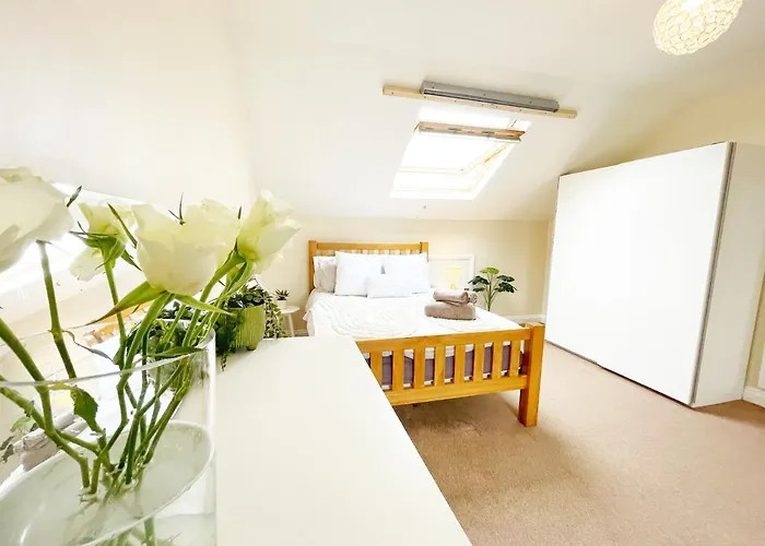5 Bedroom, Sleeps 9 - Base To Explore Liverpool And Beyond