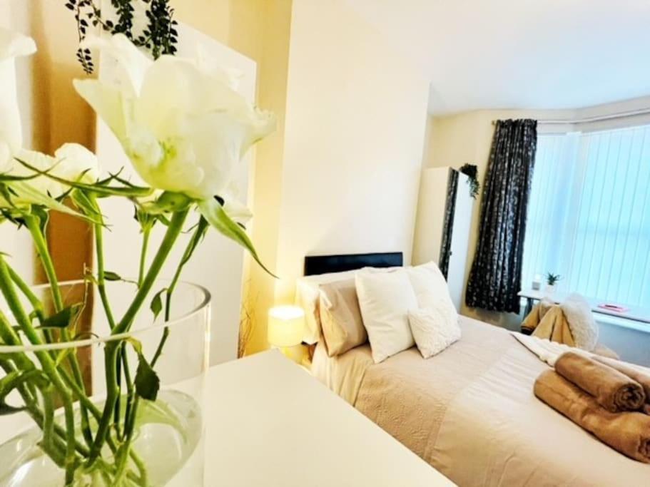 5 Bedroom, Sleeps 9 - Base To Explore And Beyond Holiday home Liverpool