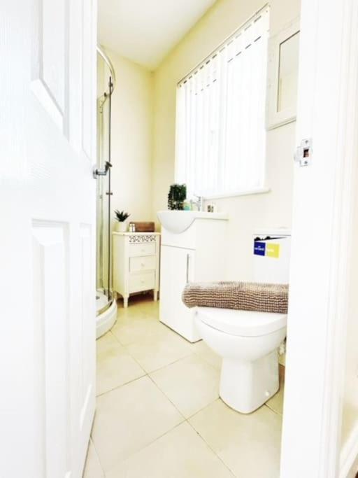 5 Bedroom, Sleeps 9 - Base To Explore And Beyond * Liverpool