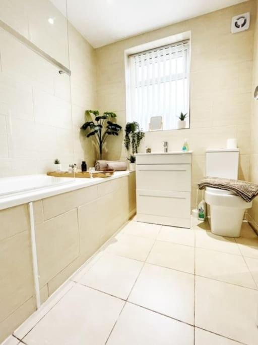 5 Bedroom, Sleeps 9 - Base To Explore And Beyond Holiday home *