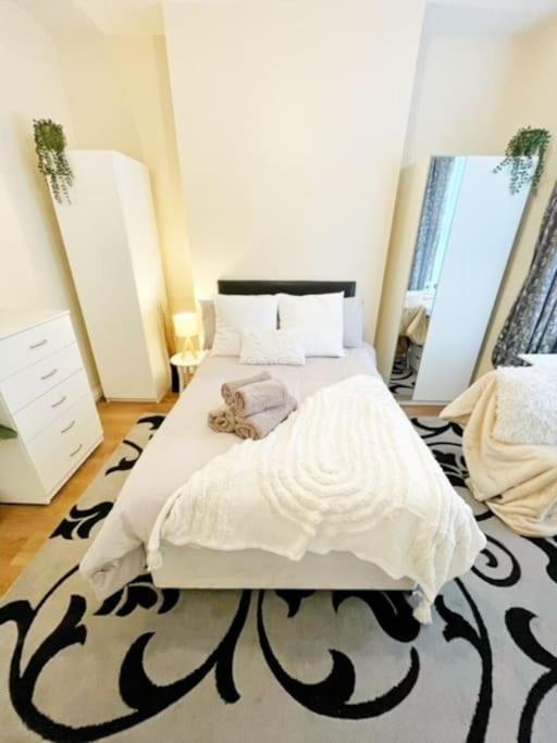 5 Bedroom, Sleeps 9 - Base To Explore And Beyond Liverpool