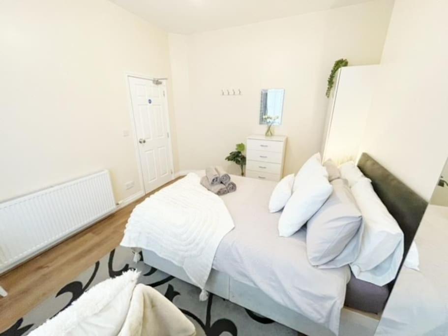 5 Bedroom, Sleeps 9 - Base To Explore And Beyond Holiday home *