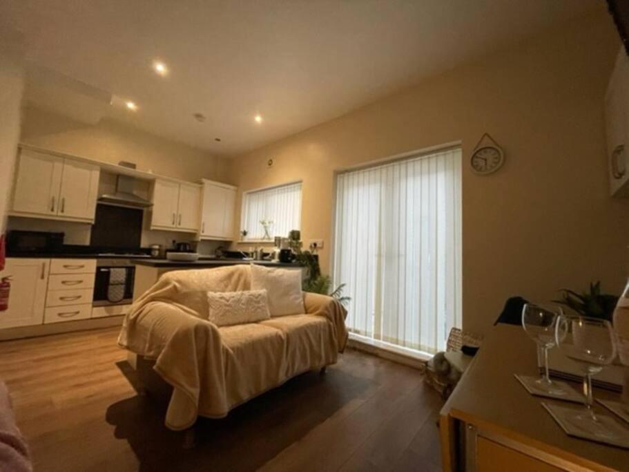 5 Bedroom, Sleeps 9 - Base To Explore And Beyond Liverpool