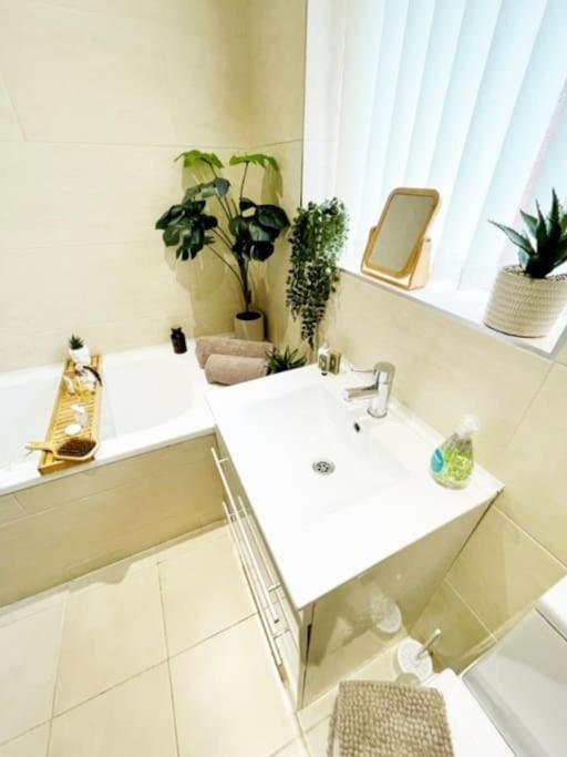Holiday home 5 Bedroom, Sleeps 9 - Base To Explore And Beyond Liverpool